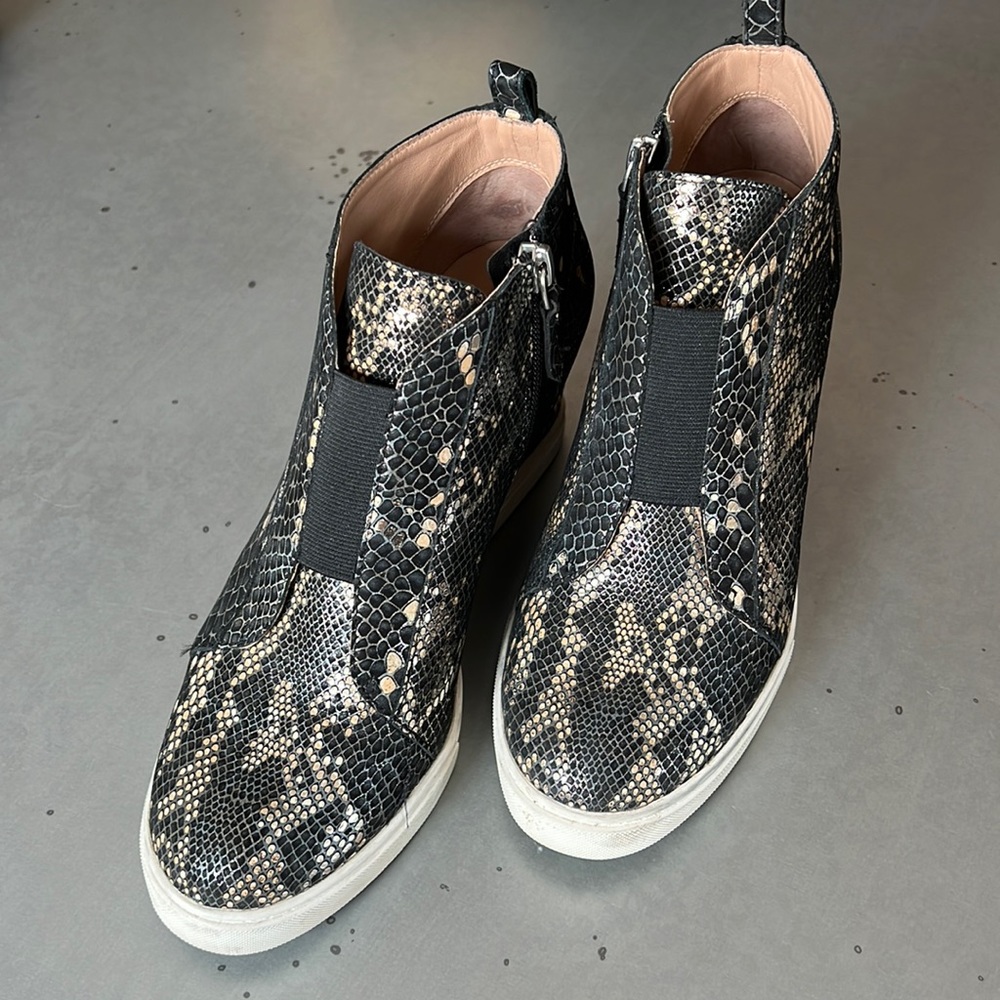 Paolo leather upper with rubber sole in excellent condition. Size 8.5